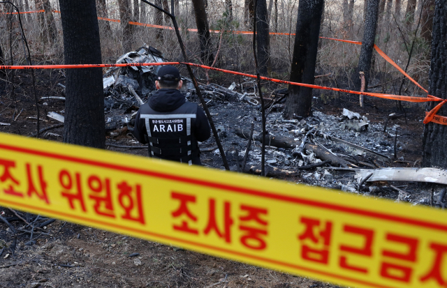 강원 양양군 현북면 어성전리 헬기 추락 사고 발생 이틀째인 28일 오전 국토교통부 항공·철도사고조사위원회 관계자들이 사고 현장을 조사하고 있다. 연합뉴스