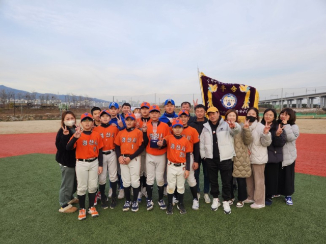 경산시 리틀야구단이 27일 대구 라이온즈구장에서 열린 2022 수성구청장기 리틀야구대회에서 우승을 한 후 기념사진을 촬영했다. 경산시 리틀야구단 제공