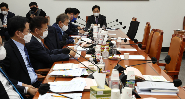 28일 오전 국회에서 열린 예산결산특별위원회 예산안등조정소위원회에서 국민의힘 의원들이 불참한 가운데 더불어민주당 의원들이 국무조정실 등 정무위 소관 예산안을 심의하고 있다. 연합뉴스