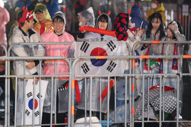2022 카타르 월드컵 조별리그 H조 대한민국과 가나의 경기가 열리는 28일 오후 시민들이 서울 종로구 광화문광장에서 거리응원에 참여하기 위해 대기하고 있다. 연합뉴스