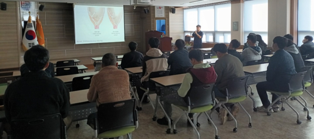 전동수 순천향대 구미병원 산부인과 교수가 칠곡소방서에서 구급대원들을 대상으로 특강을 하고 있다. 순천향대 구미병원 제공