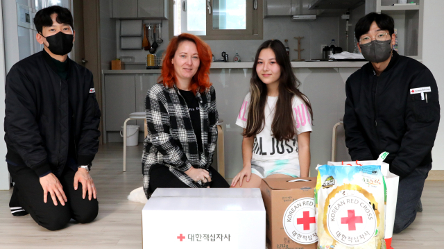 대구적십자사 직원이 우크라이나를 탈출해 대구에 정착한 고려인 가구를 방문하여 지원물품을 전하고 있다.