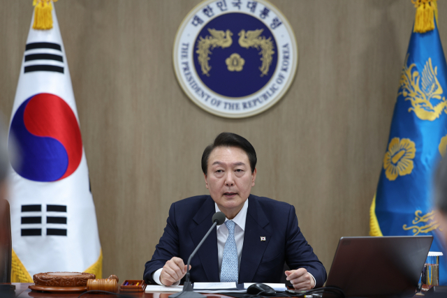 윤석열 대통령이 화물연대 집단운송거부 사태 관련 업무개시명령을 심의하기 위해 29일 서울 용산 대통령실 청사에서 열린 국무회의에 참석, 발언하고 있다. 연합뉴스