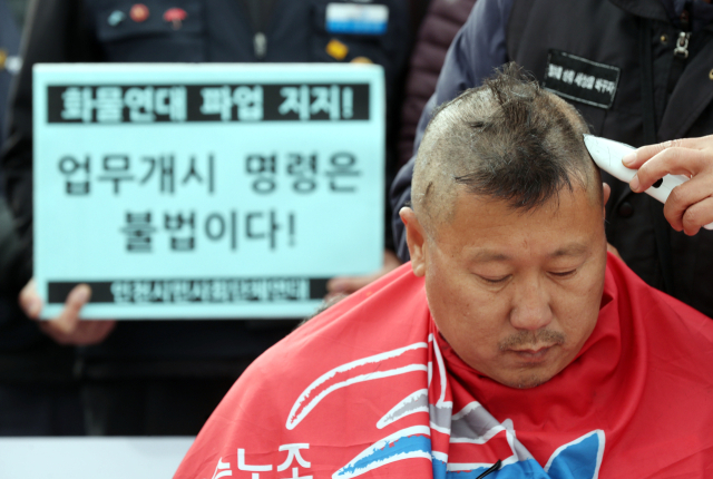 29일 오전 인천시 연수구 인천 신항 선광신컨테이너터미널 앞에서 화물연대 인천지역본부 소속의 한 간부가 삭발하며 안전 운임제 일몰제 폐지 등에 대한 교섭을 정부에 촉구하고 있다. 연합뉴스