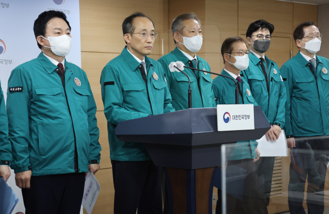 추경호 경제부총리 겸 기획재정부 장관이 29일 정부서울청사 브리핑실에서 원희룡 국토교통부 장관과 한동훈 법무부 장관, 이상민 행정안전부 장관, 이창양 산업통상자원부 장관, 이정식 고용노동부 장관, 조승환 해양수산부 장관, 방문규 국무조정실장, 윤희근 경찰청장 등이 배석한 가운데 열린 