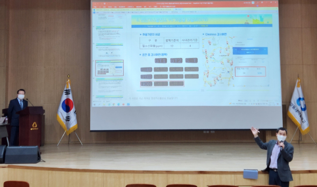 한국서부발전㈜ 관계자들이 28일 구미 산동읍 아파트 주민들을 대상으로 구미 5산단 내 LNG복합발전소 건립에 따른 설명회를 하고 있다. 이영광 기자