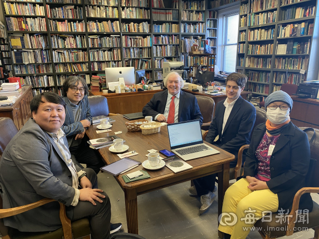 경산시와 영남대박물관 관계자들이 스미소니언 국립자연사박물관 연구자들과 만나 임당유적 출토 고인골 공동연구 등에 대한 의견을 교환하고 있다. 경산시 제공