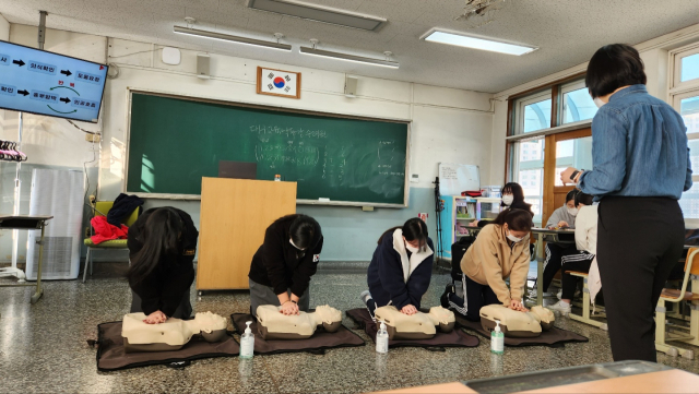 지난 25일 오전 대구 경명여고 3학년 학생들이 심폐소생술 실습 교육을 받고 있다. 윤수진 인턴기자