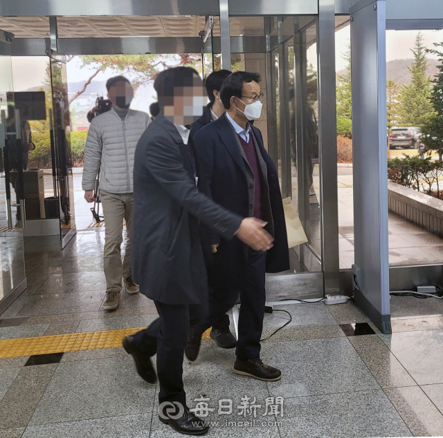 박남서 영주시장이 29일 구속전피의자심문을 받기 위해 대구지법 안동지원에 출석하고 있는 모습. 김영진 기자