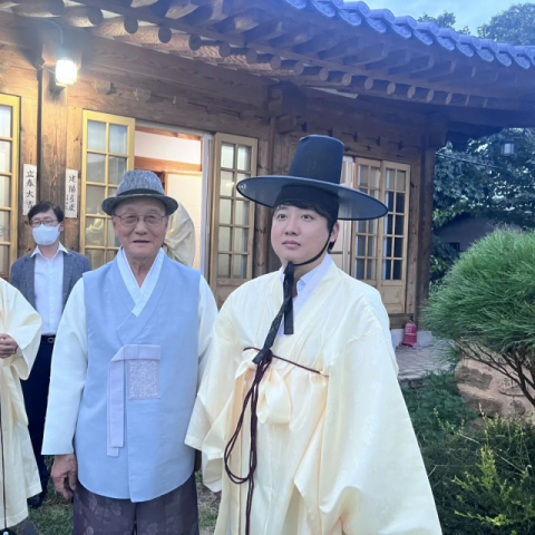 이준석 전 국민의힘 대표가 지난 9월 4일 경북 칠곡 석담종택에서 갓과 도포를 쓰고 불천위 제사에 참여하고 있다. 이준석 전 대표 페이스북