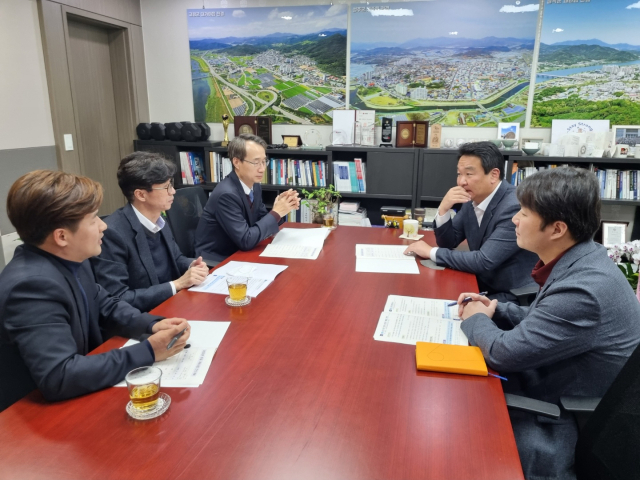 지난 29일 국회를 찾은 김종한 대구시 행정부시장이 정희용 의원 등 국민의 힘 예산결산특별위원들과 면담 자리를 가졌다. 대구시 제공.