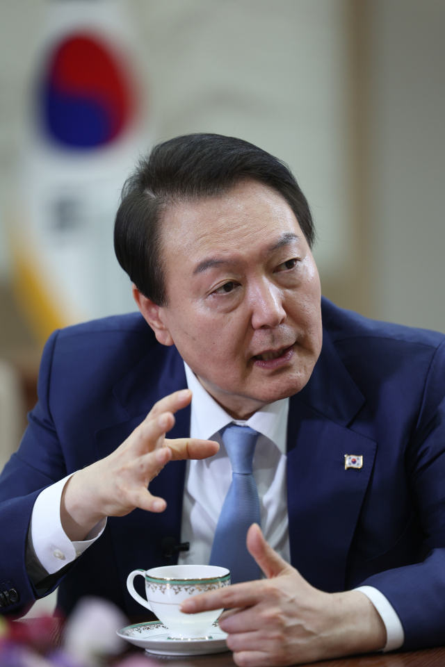 윤석열 대통령이 지난 28일 서울 용산 대통령실 청사 집무실에서 로이터 통신과 인터뷰를 하고 있다. 연합뉴스