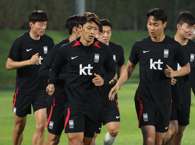 2022 카타르 월드컵 조별리그 3차전 포르투갈과 경기를 앞둔 한국 축구대표팀의 황희찬 등 선수들이 29일(현지시간) 카타르 도하의 알에글라 훈련장에서 훈련하고 있다. 연합뉴스
