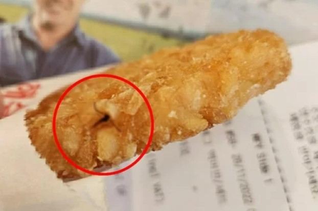 맥도날드 해시브라운에 달라붙은 모기. 제보자 A씨 제공. 연합뉴스