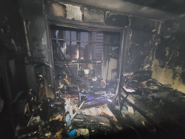 지난 29일 오전 6시 8분쯤 대구 북구 산격동 한 아파트에서 원인을 알 수 없는 불이 발생해 70대 남성이 숨졌다. 대구 북부소방서 제공