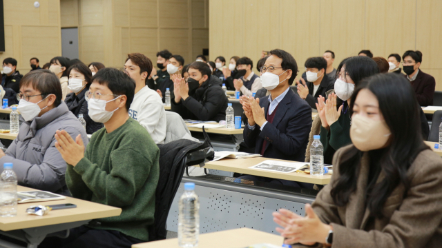 후배 공무원들이 선배 공무원들로부터 노하우를 전수 받고 있다. 영주시 제공