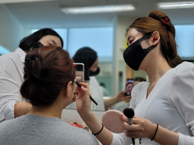 오무선뷰티컴퍼니 오무선뷰티아카데미(원장 오무선 미용기능장, 계명문화대 오무선뷰티전공 교수)는 2023년부터 미용사 국가자격증취득 4개 과정(헤어/메이크업/피부/네일 실기) 주·야간반을 개설, 글로벌 K-뷰티를 활성화시킬 주역 중 한 그룹인 미용인 양성을 본격화한다. 이찬민 기자