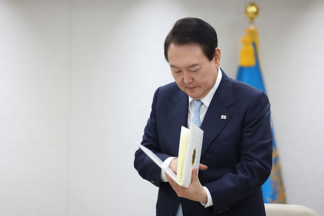 윤석열 대통령이 29일 서울 용산 대통령실 청사에서 구르반굴리 베르디무하메도프 투르크메니스탄 상원의장을 접견, 투르크메니스탄 방문을 초청하는 세르다르 베르디무하메도프 투르크메니스탄 대통령의 친서를 전달받고 있다. 연합뉴스