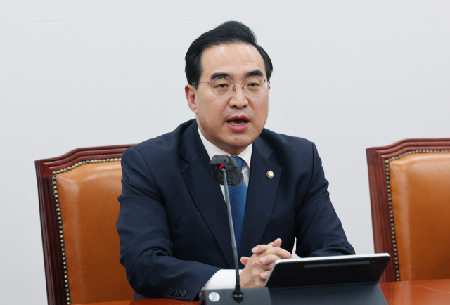 더불어민주당 박홍근 원내대표가 30일 오후 국회에서 열린 기자간담회에서 민주당의 이상민 행정안전부 장관 해임건의안 발의를 발표하고 있다. 연합뉴스