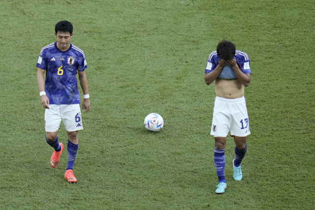 일본 축구대표팀 선수들이 27일(현지시간) 카타르 알라이얀 아흐마드 빈 알리 스타디움에서 코스타리카를 상대로 열린 2022 카타르 월드컵 조별리그 E조 경기에서 패한 후 아쉬움에 잠긴 채 경기장을 떠나고 있다. 이날 일본은 코스타리카에 0대1로 패했다. 연합뉴스
