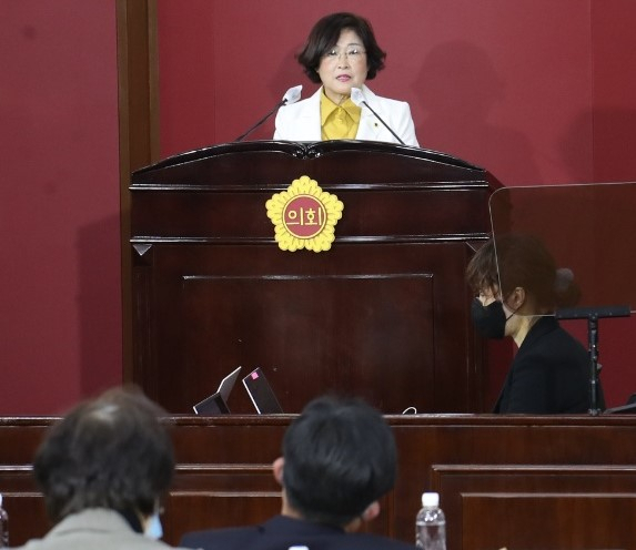 30일 대구시의회 정례회 본회의에서 교육위원회 소속 이재화 시의원이 모듈러 교실이 늘어나고 있는 교육환경에 대한 안전사고 대응책에 대해 질의하고 있다. 대구시의회 제공.