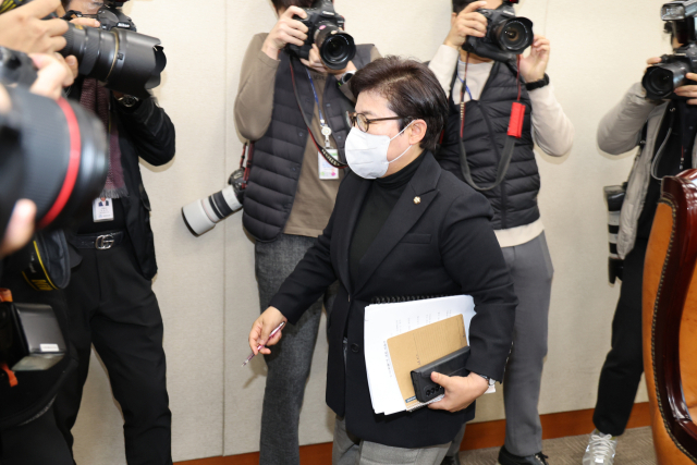 30일 오전 서울 국회에서 열린 환경노동위원회 고용노동법안심사소위원회에서 여당 간사인 국민의힘 임이자 의원이 노란봉투법(노동조합 및 노동관계조정법 개정안) 상정을 반대하며 회의실을 빠져나가고 있다. 연합뉴스
