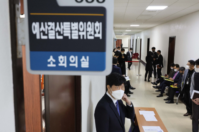 28일 오전 국회 예산결산특별위원회 예산안등조정소위원회가 여당 의원들의 불참으로 개의되지 못하자 관계부처 공무원들이 복도에서 대기하고 있다. 연합뉴스