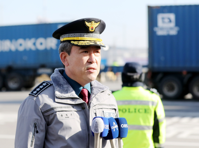 윤희근 경찰청장이 30일 오전 인천시 연수구 인천 신항 선광신컨테이너터미널에서 취재진과 인터뷰하고 있다. 연합뉴스