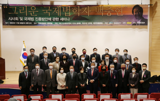 윤재옥 외교통일위원장(앞줄 왼쪽에서 다섯 번째)이 30일 국회에서 