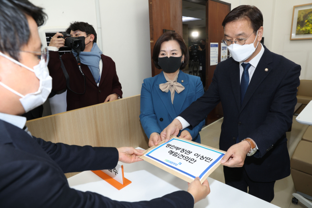 더불어민주당 위성곤 의원(오른쪽)과 이수진 의원이 30일 국회 의안과에 이상민 행정안전부 장관 해임건의안을 제출하고 있다. 연합뉴스