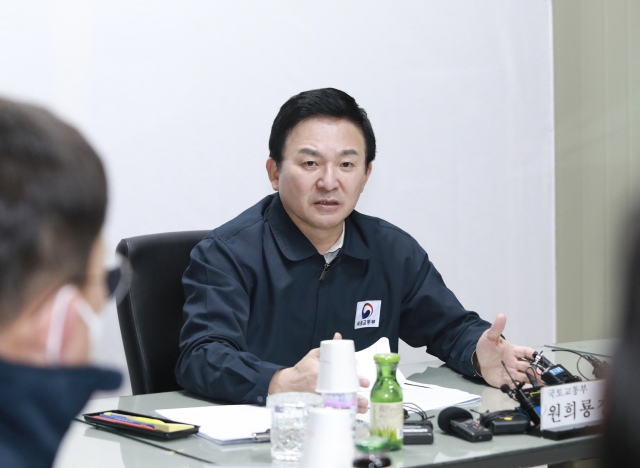 원희룡 국토교통부 장관이 30일 서울 강동구 둔촌주공 재건축 현장사무실에서 건설업계 관계자와 입주예정자가 참석하는 간담회를 주재하고 있다. 연합뉴스