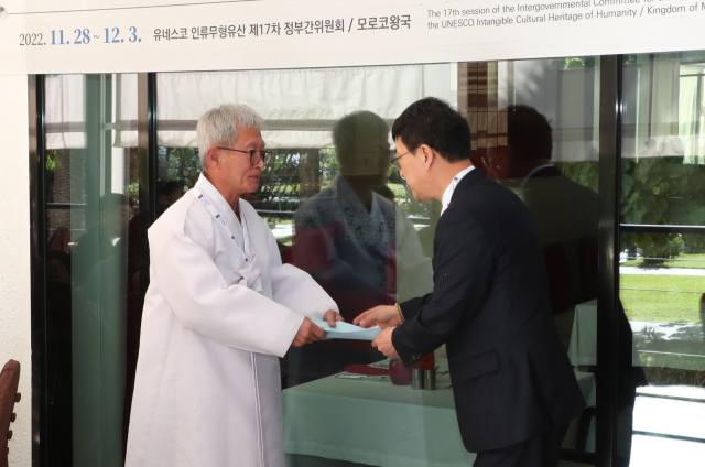 지난달 30일 한국의 탈춤 유네스코 인류문형문화유산 등재가 확정되자 이를 축하하기 위해 윤석열 대통령이 축사를 통해 축하를 전했다. 사진은 유네스코 등재 축하 리셉션에서 최응천 문화재청장이 김춘택 하회별신굿탈놀이 예능보유자에게 윤석열 대통령의 축사를 전하고 있다. 엄재진 기자