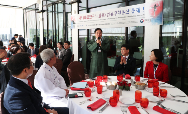지난달 30일 한국의 탈춤 유네스코 인류문형문화유산 등재가 확정되자 이를 축하하기 위해 윤석열 대통령이 축사를 통해 축하를 전했다. 사진은 유네스코 등재 축하 리셉션에서 권기창 안동시장이 인사말을 하고 있다.엄재진 기자