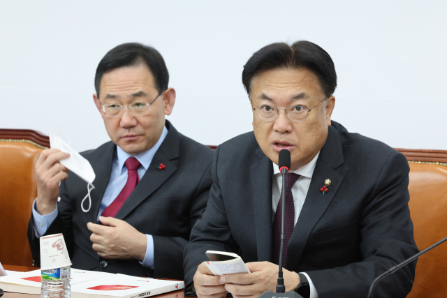 국민의힘 정진석 비상대책위원장이 1일 오전 국회에서 열린 비상대책위원회의에서 발언하고 있다. 왼쪽은 주호영 원내대표. 연합뉴스