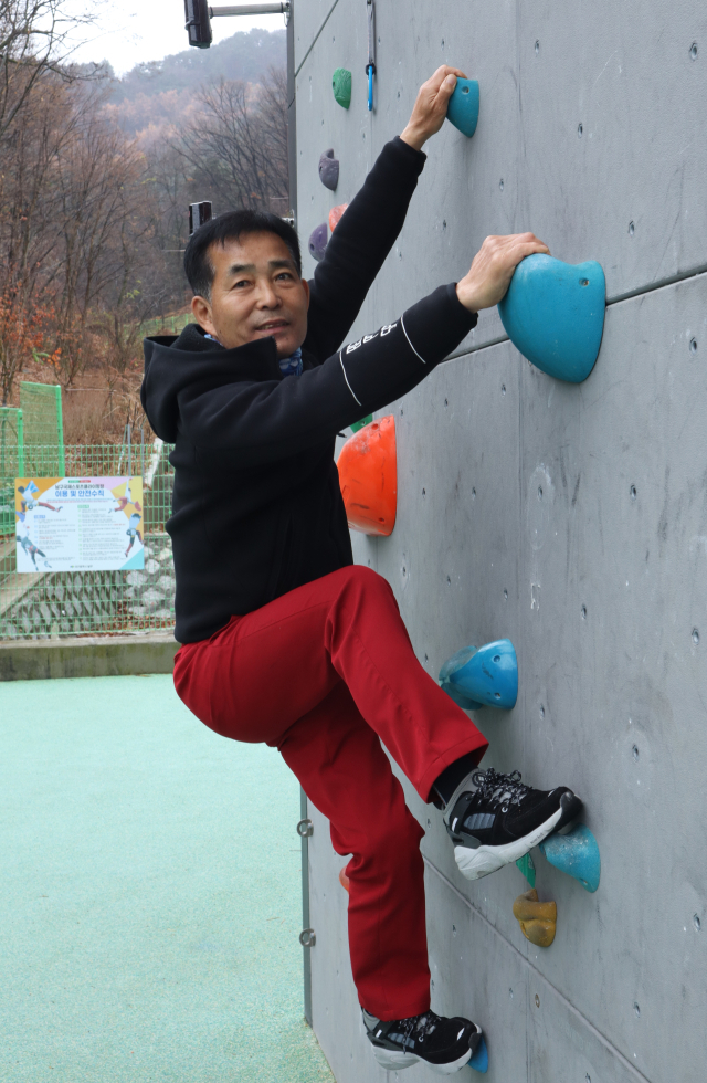 대구 남구국제스포츠클라이밍장 관리자 권혁만 씨가 클라이밍 시범을 보이고 있다. 이화섭 기자.