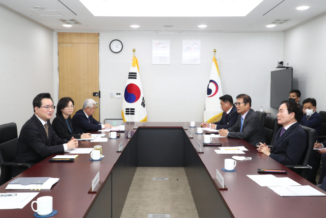 김주수 전국농어촌지역군수협의회장과 회장단들이 정부청사에서 정황근 농림축산식품부 장관과 간담회를 갖고 있다. 의성군 제공