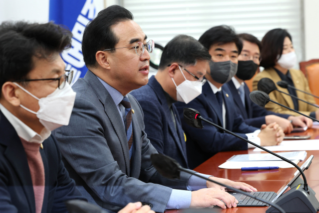더불어민주당 박홍근 원내대표가 1일 국회에서 열린 정책조정회의에서 발언하고 있다. 연합뉴스