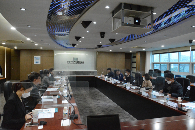 매일신문 제21기 독자위원들이 지난달 29일 대구기계부품연구원(DMI)을 찾아 2층 대회의실에서 9차 회의를 진행하고 있다. 대구기계부품연구원 제공