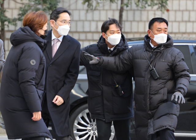 이재용 삼성전자 회장이 1일 오전 서초구 서울중앙지법에서 열린 