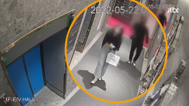 부산의 한 오피스텔에서 엘리베이터를 기다리던 여성의 머리를 발로 찬 30대 남성의 사건이 뒤늦게 알려졌다. JTBC 뉴스 보도 화면 캡처
