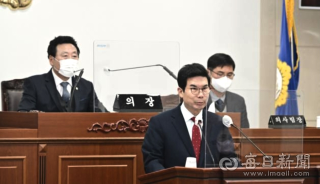김광열 영덕군수가 1일 영덕군의회에서 시정연설을 하고 있다. 영덕군 제공