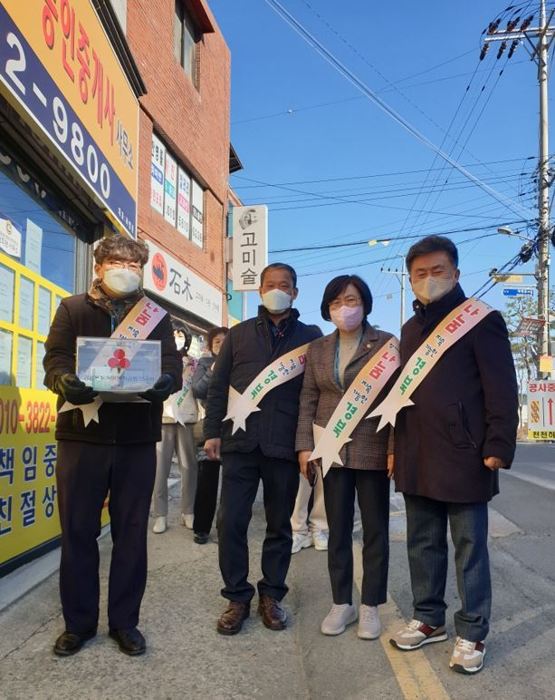 경산시 북부동 안병숙 동장과 배영호 명예동장 등이 상가 등을 돌며 희망나눔 2023 나눔 캠페인을 하고 있다.