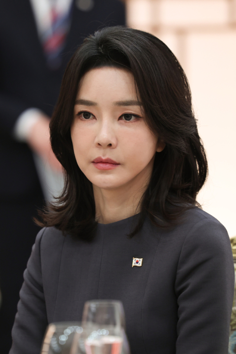 윤석열 대통령 부인 김건희 여사가 18일 서울 용산 대통령실 청사에서 열린 페드로 산체스 스페인 총리 환영 오찬에 참석하고 있다. 연합뉴스
