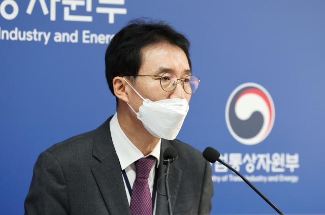 문동민 산업통상자원부 무역투자실장이 1일 오전 세종시 정부세종청사에서 2022년 11월 수출입 동향을 발표하고 있다. 연합뉴스