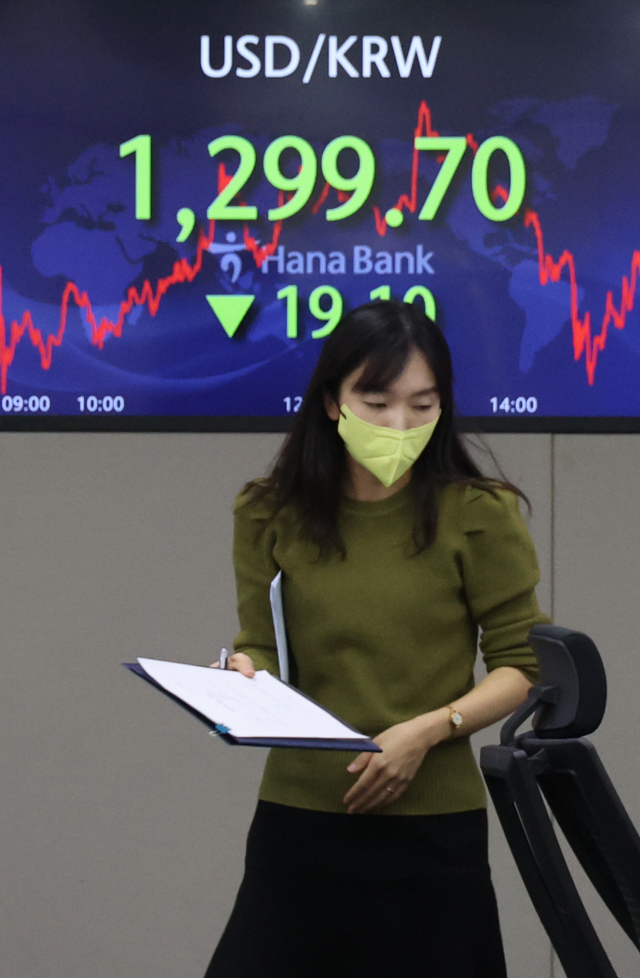 1일 코스피는 7.31p(0.30%) 오른 2,479.84로 마감했다. 코스닥은 11.06p(1.52%) 오른 740.60, 원/달러 환율은 19.1원 내린 1,299.7원으로 장을 마쳤다. 사진은 이날 서울 중구 명동 하나은행 본점 딜링룸 모습. 연합뉴스