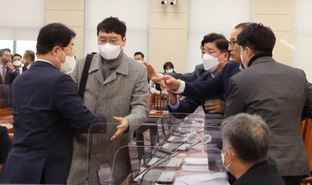 국민의힘 간사인 이만희 의원(왼쪽)과 더불어민주당 이성만 의원(오른쪽 세번째)이 1일 국회에서 열린 행정안전위원회에서 이채익 위원장이 의사진행 발언을 주지 않은 문제로 언쟁을 벌이고 있다. 이상민 행정안전부 장관과 윤희근 경찰청장(왼쪽 작은 모습)이 언쟁을 벌일 때 회의장을 빠져나가고 있다. 연합뉴스