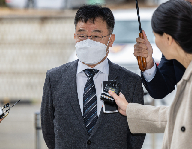 화천대유자산관리 대주주 김만배 전 머니투데이 기자가 지난해 11월 28일 오후 서울 서초구 서울중앙지방법원에서 열린 대장동 개발 사업 로비·특혜 의혹을 받는 곽상도 전 국민의힘 의원 1심 속행 공판에 출석하다 취재진 질문을 받고 있다. 연합뉴스