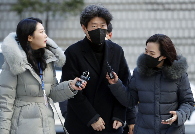 대장동 민간개발업자 남욱 변호사가 지난 11월 30일 오전 서울 서초구 서울중앙지방법원에서 열린 대장동 개발 사업 로비·특혜 의혹을 받는 곽상도 전 국민의힘 의원 1심 결심 공판에 출석하고 있다. 연합뉴스