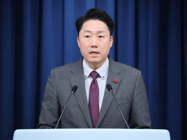 이재명 대통령실 부대변인이 1일 오후 서울 용산 대통령실 청사에서 현안 브리핑을 하고 있다. 연합뉴스