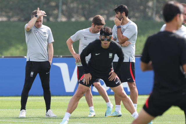 2022 카타르 월드컵 조별리그 3차전 포르투갈과의 경기를 앞둔 축구대표팀의 파울루 벤투 감독과 세르지우 코스타 수석코치가 1일 오전(현지시간) 카타르 도하 알에글라 훈련장에서 훈련을 지도하고 있다. 연합뉴스